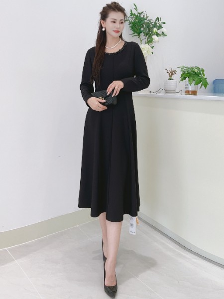 芮色(RUISE)女装品牌黑色圆领连衣群2025秋季新款修身高级感长群