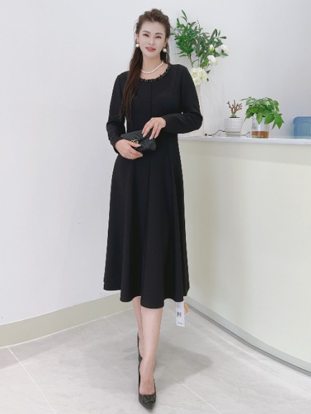 芮色(RUISE)女装品牌黑色圆领连衣群2025秋季新款修身高级感长群