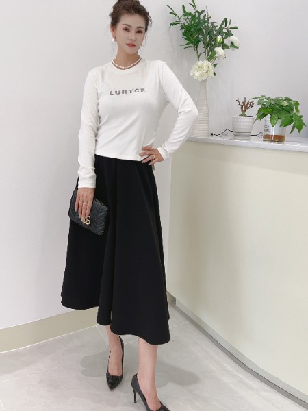 芮色(RUISE)女装品牌白色打底长袖T恤女显瘦百搭短款上衣2025秋冬款