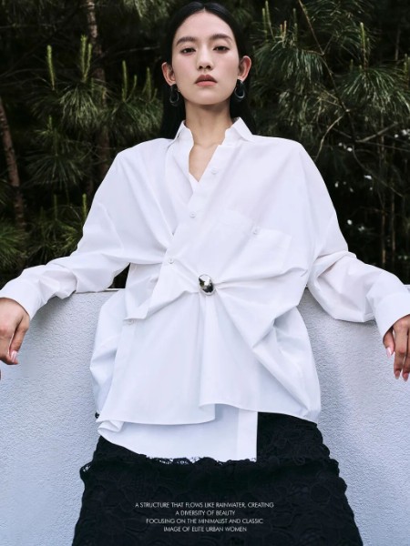 她图(TATU)女装品牌2025秋季新款女装设计感金属扣饰超宽松开襟衬衫