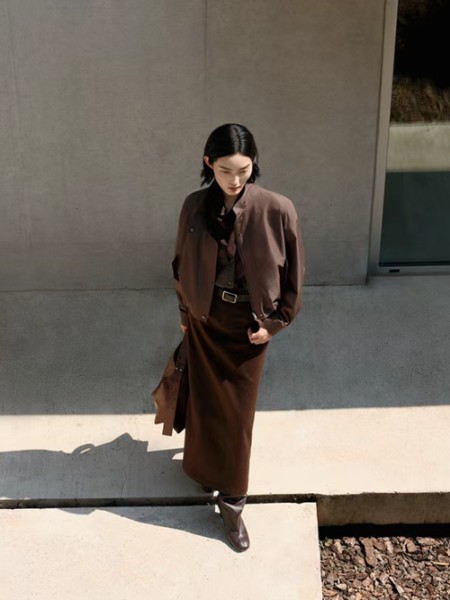 水云间(SEDATE)女装品牌2025早秋新款小个子短款巨好看立领棒球服夹克咖色麂皮外套女春秋