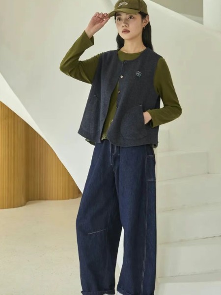 森布日Senbur(Senbur)女装品牌最新产品展示棕色长袖T恤加夹克两件套