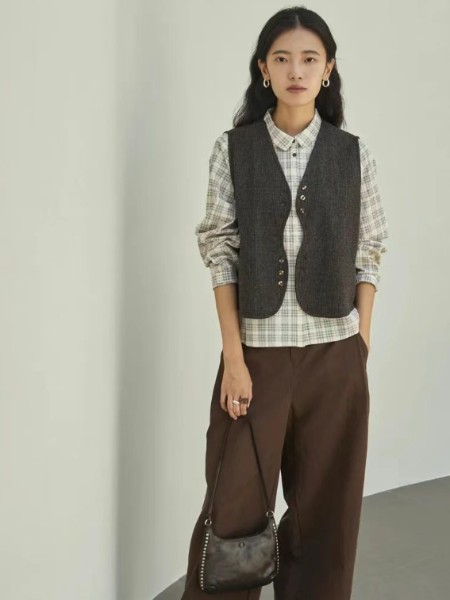 森布日Senbur(Senbur)女装品牌最新产品展示方格条条纹衬衣夹克