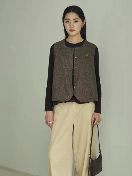 森布日Senbur(Senbur)女装品牌长袖黑色T恤加夹克两件套最新产品展示