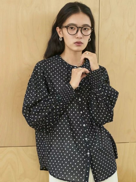 森布日Senbur(Senbur)女装品牌最新产品展示宽松长袖衬衣白色花点