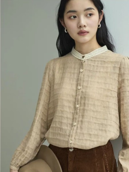森布日Senbur(Senbur)女装品牌最新长袖衬衣纽扣产品展示米黄色