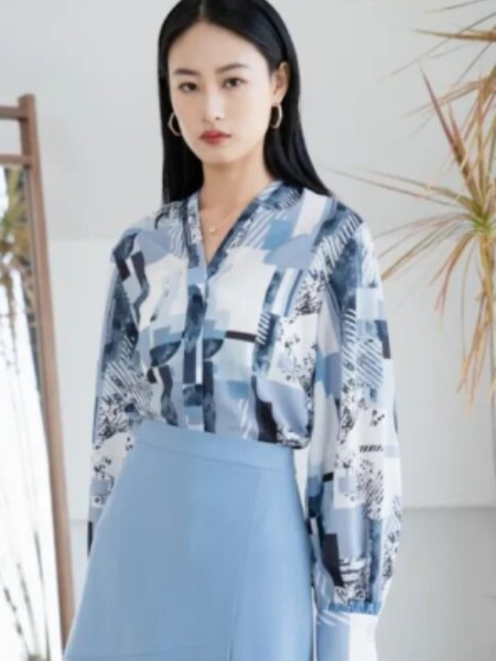 爱丽尔AILIER女装品牌最新产品展示长袖浅蓝色百搭裙子