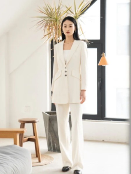 爱丽尔AILIER女装品牌最新产品展示2025秋冬白色翻领