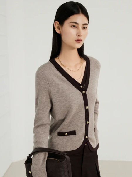 歌锦女装品牌最新产品展示大V领黑边长袖外套百搭