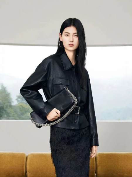 歌锦女装品牌最新产品展示2025秋冬黑色皮外套长袖翻领