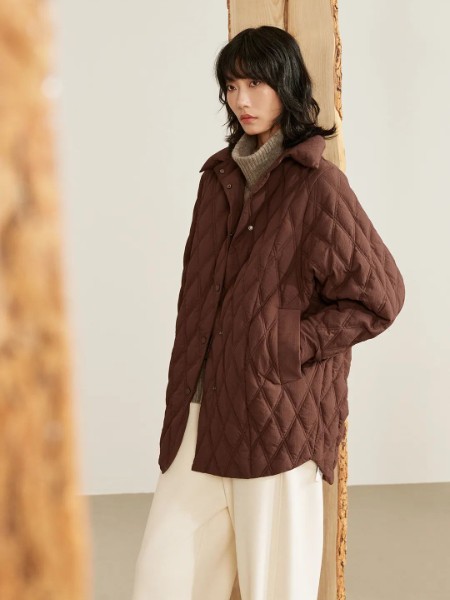 必然(ANY-ALL)女装品牌最新产品展示2025秋季新款外套衬衫领轻薄羽绒服
