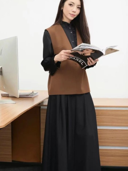 玛丝恩迪(MASIENDI)女装品牌最新产品展示黑色裙子棕色夹克