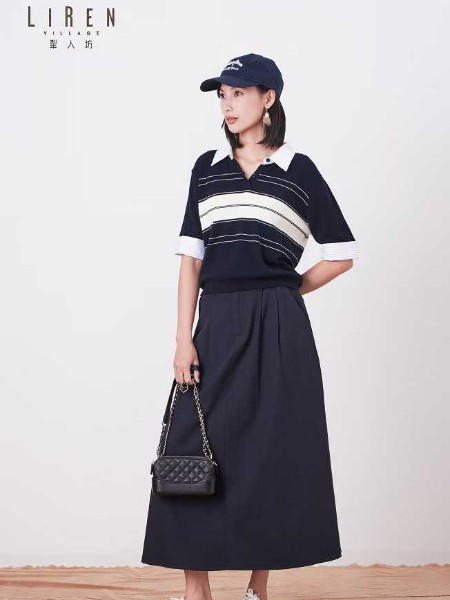 犁人坊(lirenvillage)女装品牌最新产品展示黑色短袖翻领T恤