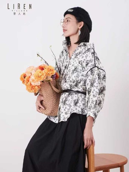 犁人坊(lirenvillage)女装品牌最新产品展示印花百搭七分袖悠闲衫