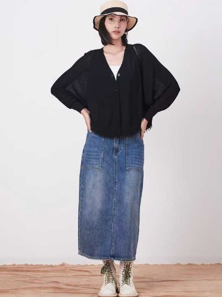 犁人坊(lirenvillage)女装品牌最新产品展示黑色宽松长袖大V领