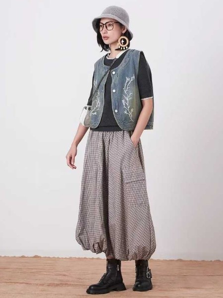 犁人坊(lirenvillage)女装品牌最新产品展示复古格子裙牛仔衫