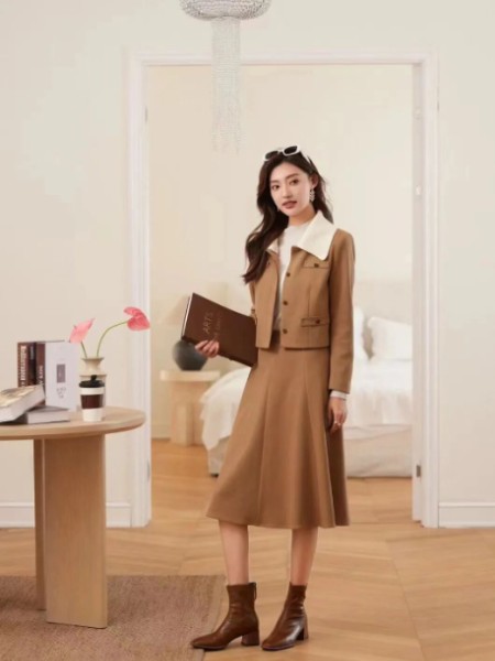 尼赫菲女装品牌最新产品展示气质通勤连衣群套装新款拼接中长款A字群潮