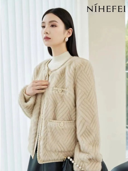 尼赫菲女装品牌最新产品展示2025秋季气质优雅宽松长袖短外套