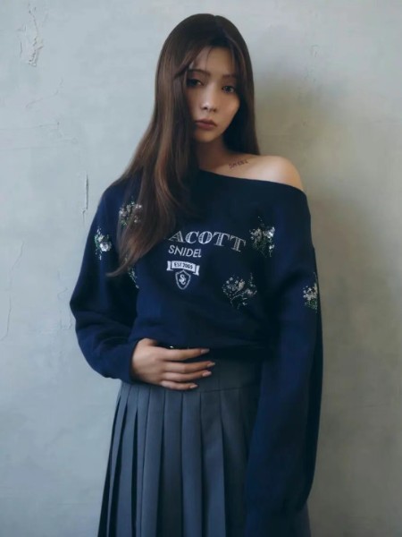 Snidel女装品牌2025秋冬新品花朵刺绣斜肩长袖卫衣