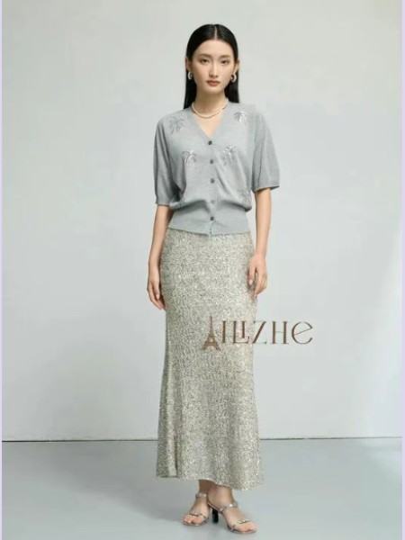 艾丽哲(Ailizhe)女装品灰色印花牌高端羊毛针织上衣25秋季新款V领气质短袖开衫