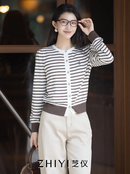 芝仪(zhiyi)女装品牌2025新款早秋横条纹单排扣针织毛衣外套