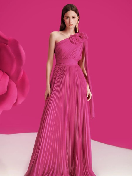 拉珂蒂(La Koradior)女装品牌玫红色雪纺连衣群浪漫单肩花瓣高收腰刘地连衣群