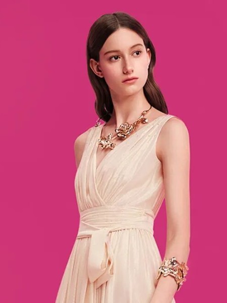 拉珂蒂(La Koradior)女装品牌法式挂脖V领无袖连衣群2025新款收腰长群子