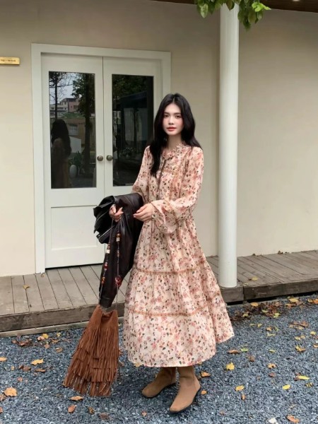 女装品牌温柔碎花系带领泡泡袖长袖连衣裙女2025初秋收腰显瘦出游好看长裙