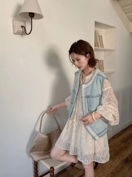 女装品牌白色法式连衣裙女2025秋季新款小个子减龄牛仔马甲灯笼袖裙子套装