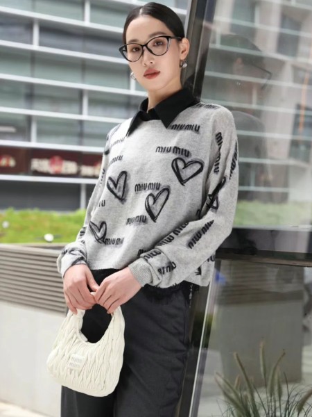璟逸(JINGYI)女装品牌2025秋时尚洋气圆领爱心印花针织衫宽松百搭长袖上衣