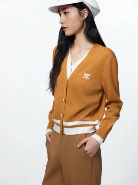 声雨竹女装品牌V领单排扣棕色针织毛衣外套短款气质