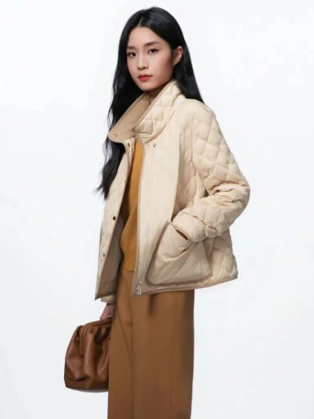 声雨竹女装品牌2025薄款英伦风时尚菱开格翻领短款羽绒服
