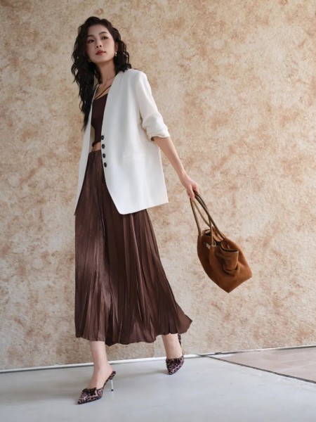 鸢娜尔(innaeydn)女装品牌2025秋季最新产品展示