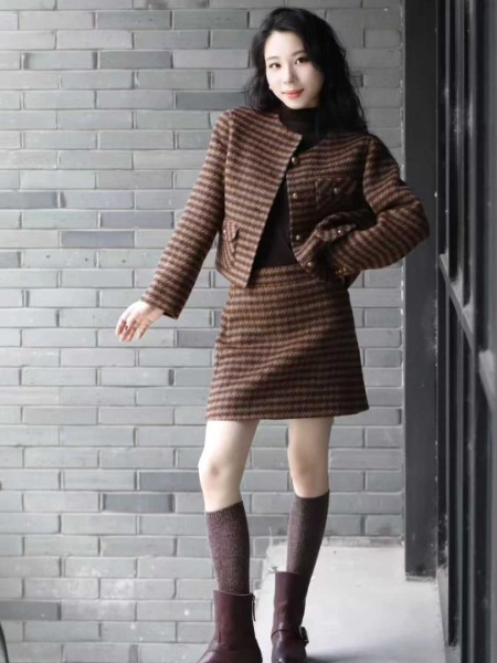 加盟中高端女装就选CARMEN(卡蔓),一站式服务,轻松开店。
