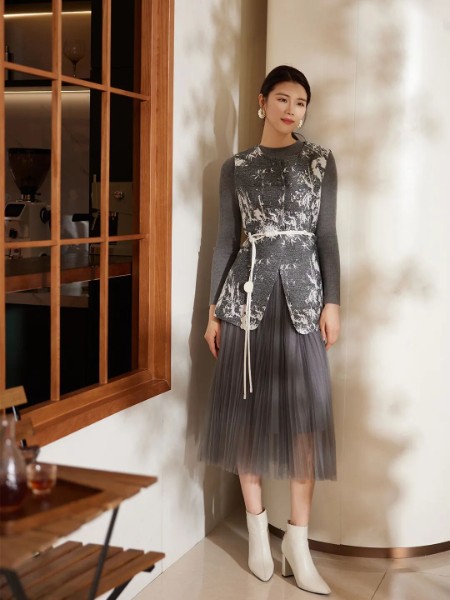 粉蓝时尚(BBLLUUEE)女装品牌2025最新产品展示