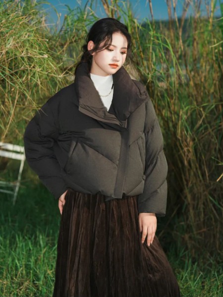 薇薇希(VIVIS)女装品牌2025羽绒服最新产品展示