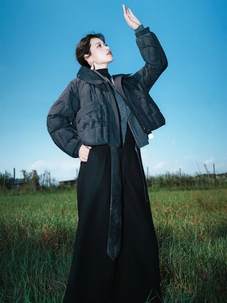 薇薇希(VIVIS)女装品牌2025羽绒服最新产品展示