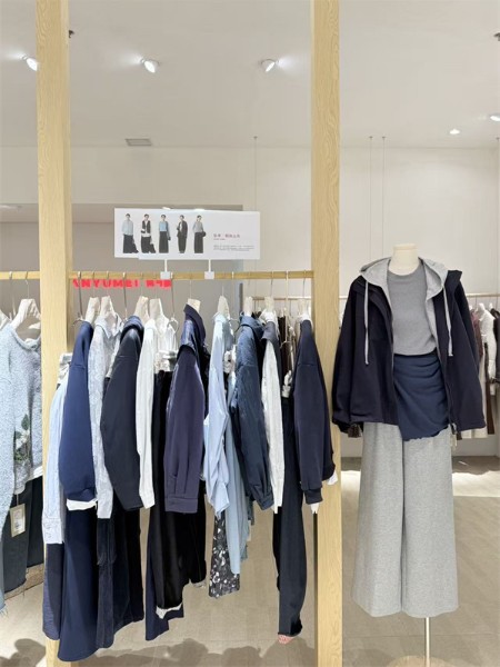 簡(jiǎn)與媄女裝品牌2025年冬季最新產(chǎn)品展示