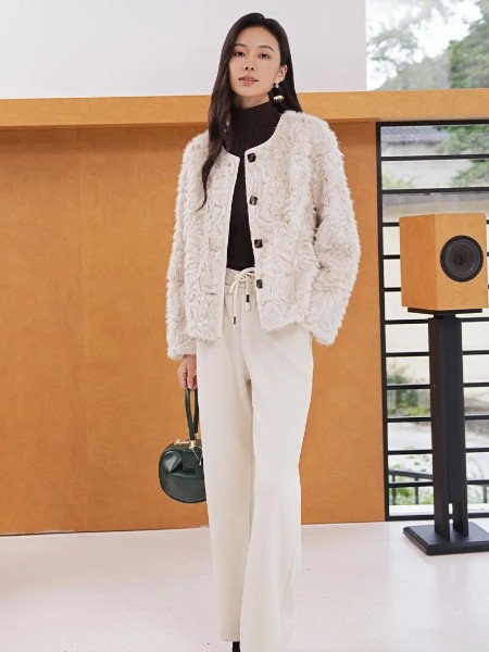 丝雨桐(SIYUTN)女装品牌2025最新产品展示