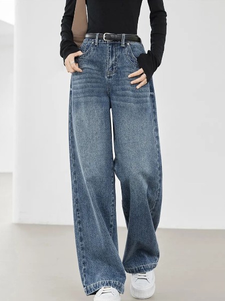 對白女裝品牌2025秋冬季最新產(chǎn)品展示