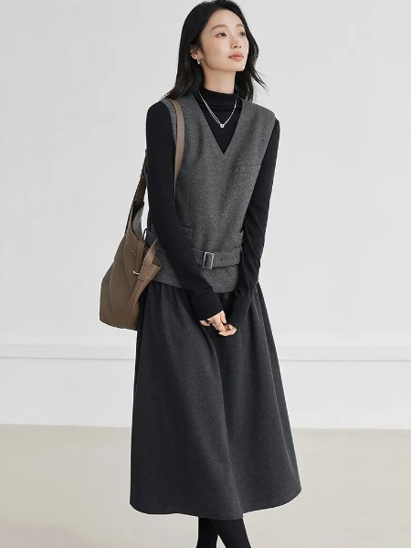 對白女裝品牌2025秋冬季最新產(chǎn)品展示