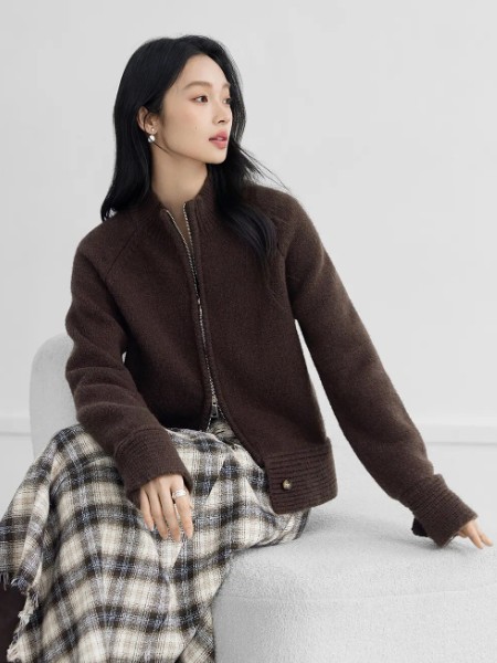 對白女裝品牌2025秋冬季最新產(chǎn)品展示