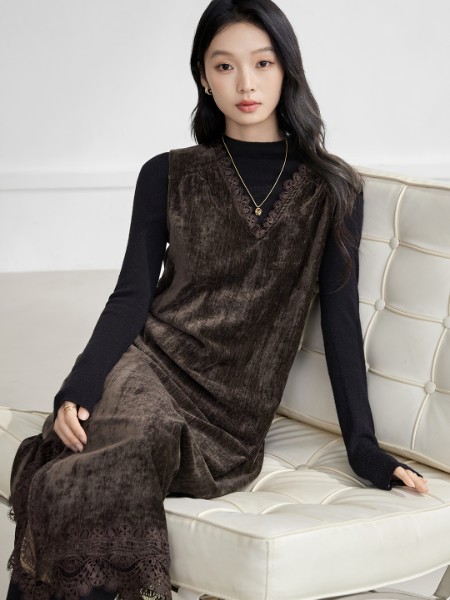 對白女裝品牌2025秋冬季最新產(chǎn)品展示