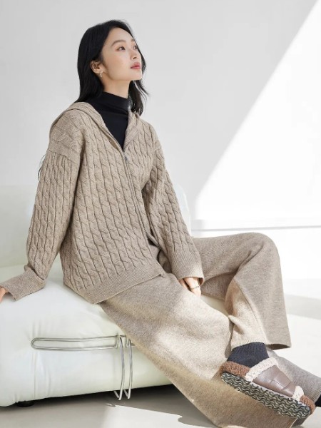 對白女裝品牌2025秋冬季最新產(chǎn)品展示