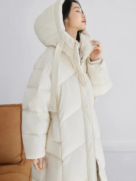 對白女裝品牌2025秋冬季最新產(chǎn)品展示