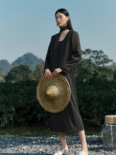 加盟薇迎女装前景好吗？要加盟费吗？