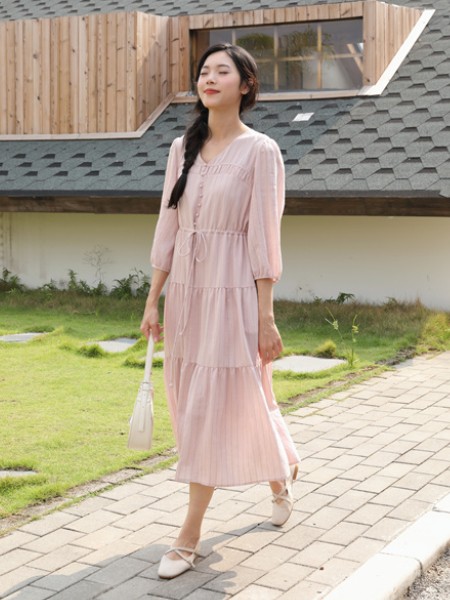 荣子女装品牌2026春季新品