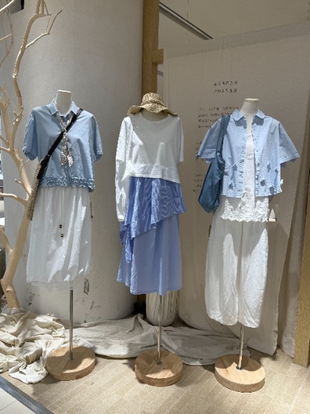 简与媄女装品牌2026年夏季新品陈列图
