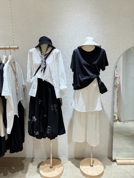 简与媄女装品牌2026年夏季新品陈列图