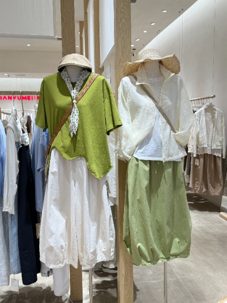 简与媄女装品牌2026年夏季新品陈列图